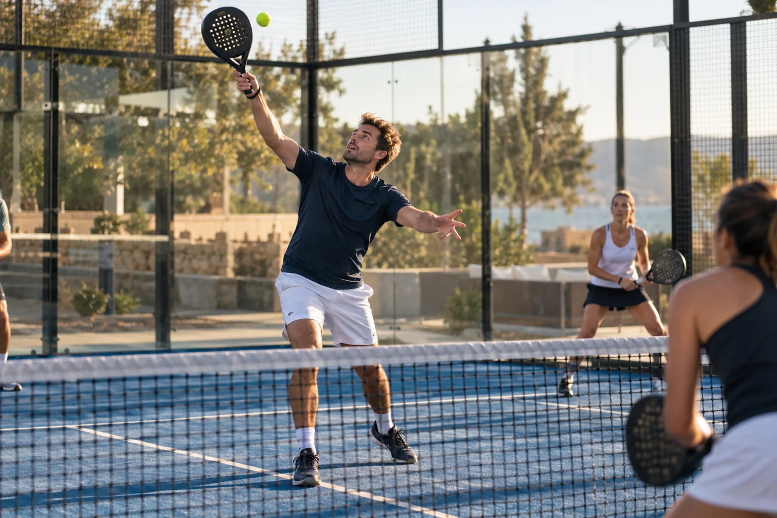 Bandeja au padel : gérer une balle haute et conserver sa position