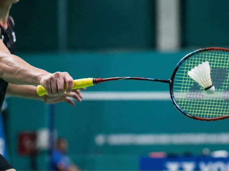 Tige souple ou rigide au badminton : choisir par l’essai