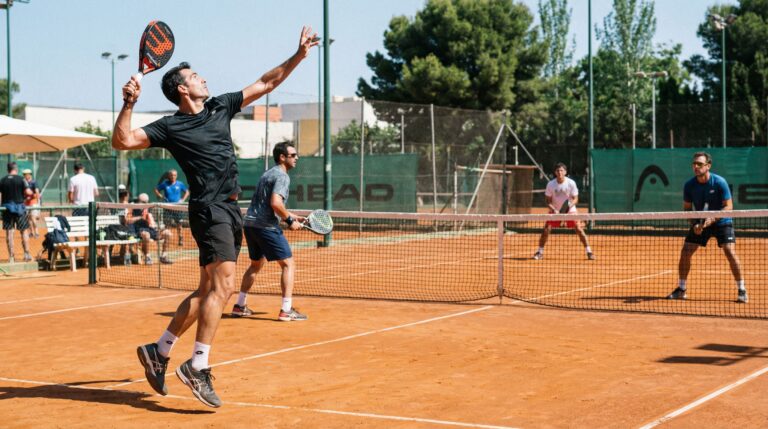 Rôle du joueur de gauche au padel