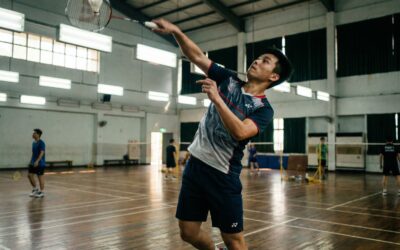 Travail technique : la fixation et la frappe main haute au badminton