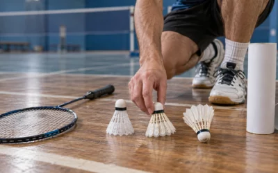 Volants de badminton pour club et entraînement : bien choisir entre nylon, hybride et plumes