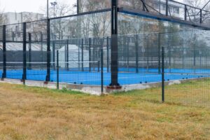 Ouvrir un terrain de padel : structure, revêtement et budget